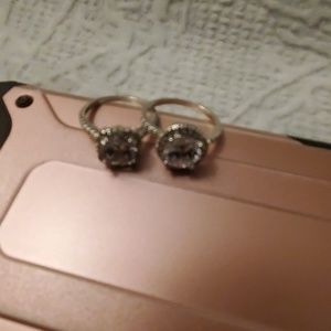 Dos anillos de diamantes falsos de moda